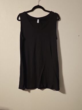 Zenana Outfitters Black V-Neck Sleeveless Tank Top